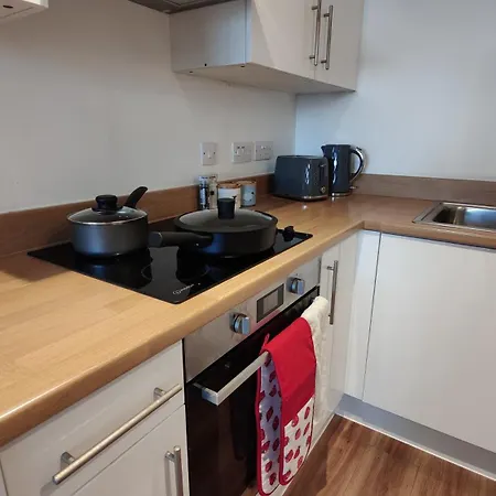 Modern & Cozy With Balcony, Near Media Centre & Old Trafford Stadium *