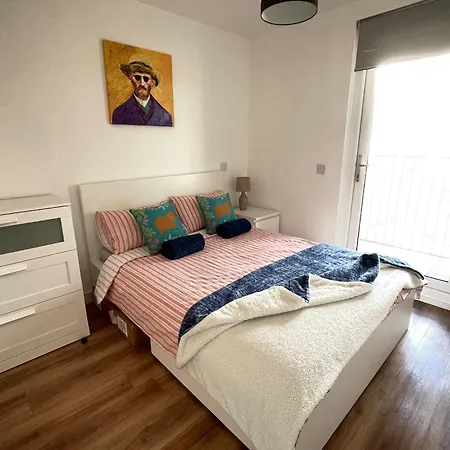 Entire Top-floor Views Near Media & United Apartment