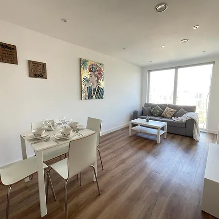 Apartment Entire Top-floor Views Near Media & United *