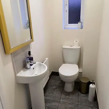 Stylish House Retreat In * Manchester