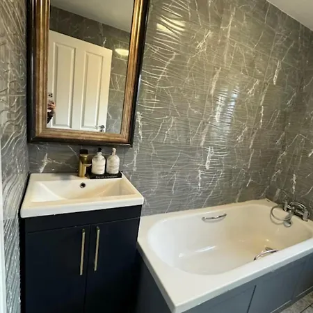 Stylish House Retreat In * Manchester