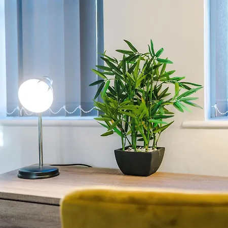 New!- 4 Bed 3 Bath House In By Greenstay Serviced - Free Parking - Fast 250 Mbps Wi-fi - Ideal For Business, Families & Groups - Close To Centre, Airport, Etihad Stadium Holiday home