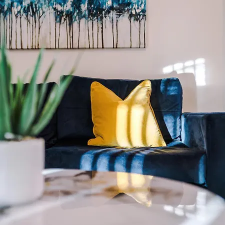 Holiday home New!- 4 Bed 3 Bath House In By Greenstay Serviced - Free Parking - Fast 250 Mbps Wi-fi - Ideal For Business, Families & Groups - Close To Centre, Airport, Etihad Stadium *