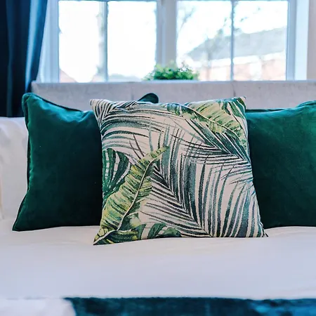 New!- 4 Bed 3 Bath House In By Greenstay Serviced - Free Parking - Fast 250 Mbps Wi-fi - Ideal For Business, Families & Groups - Close To Centre, Airport, Etihad Stadium Holiday home Manchester