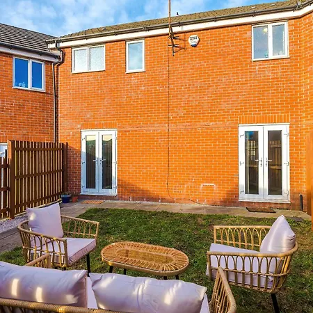 New!- 4 Bed 3 Bath House In By Greenstay Serviced - Free Parking - Fast 250 Mbps Wi-fi - Ideal For Business, Families & Groups - Close To Centre, Airport, Etihad Stadium *