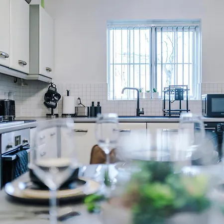 New!- 4 Bed 3 Bath House In By Greenstay Serviced - Free Parking - Fast 250 Mbps Wi-fi - Ideal For Business, Families & Groups - Close To Centre, Airport, Etihad Stadium Manchester