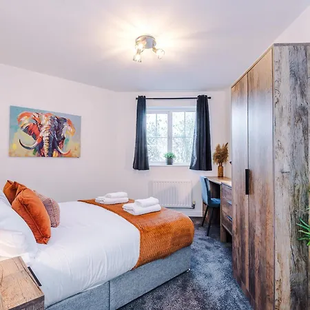 New!- 4 Bed 3 Bath House In By Greenstay Serviced - Free Parking - Fast 250 Mbps Wi-fi - Ideal For Business, Families & Groups - Close To Centre, Airport, Etihad Stadium * Manchester