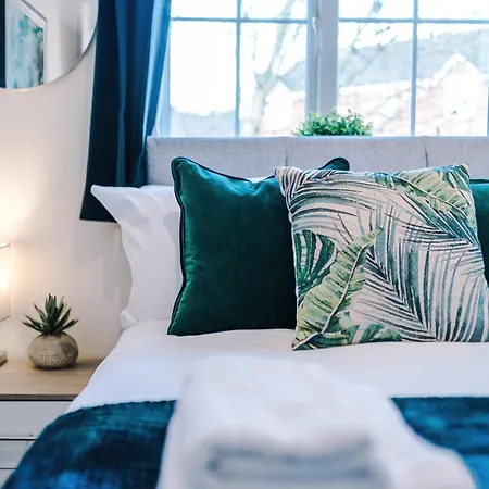 Holiday home New!- 4 Bed 3 Bath House In By Greenstay Serviced - Free Parking - Fast 250 Mbps Wi-fi - Ideal For Business, Families & Groups - Close To Centre, Airport, Etihad Stadium *