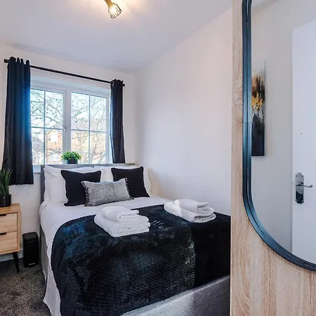 New!- 4 Bed 3 Bath House In By Greenstay Serviced - Free Parking - Fast 250 Mbps Wi-fi - Ideal For Business, Families & Groups - Close To Centre, Airport, Etihad Stadium *