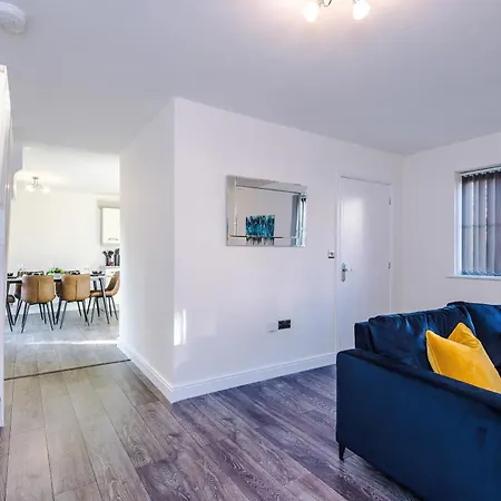 New!- 4 Bed 3 Bath House In By Greenstay Serviced - Free Parking - Fast 250 Mbps Wi-fi - Ideal For Business, Families & Groups - Close To Centre, Airport, Etihad Stadium Manchester