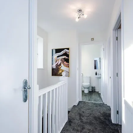 New!- 4 Bed 3 Bath House In By Greenstay Serviced - Free Parking - Fast 250 Mbps Wi-fi - Ideal For Business, Families & Groups - Close To Centre, Airport, Etihad Stadium
