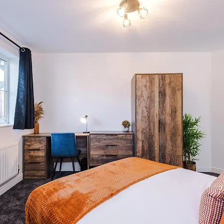 Holiday home New!- 4 Bed 3 Bath House In By Greenstay Serviced - Free Parking - Fast 250 Mbps Wi-fi - Ideal For Business, Families & Groups - Close To Centre, Airport, Etihad Stadium *