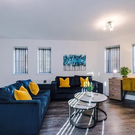 New!- 4 Bed 3 Bath House In By Greenstay Serviced - Free Parking - Fast 250 Mbps Wi-fi - Ideal For Business, Families & Groups - Close To Centre, Airport, Etihad Stadium Holiday home Manchester