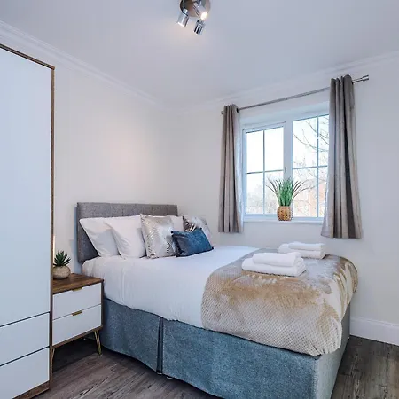 Holiday home New!- 4 Bed 3 Bath House In By Greenstay Serviced - Free Parking - Fast 250 Mbps Wi-fi - Ideal For Business, Families & Groups - Close To Centre, Airport, Etihad Stadium Manchester
