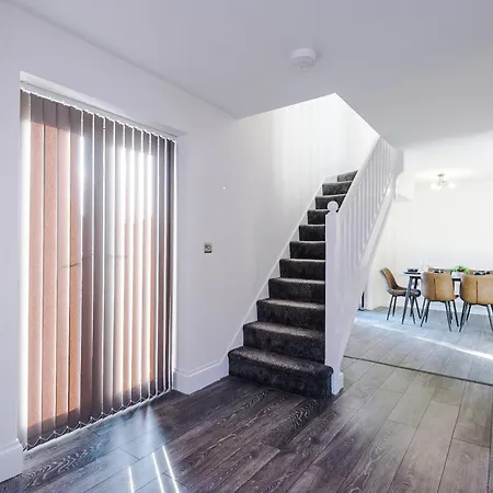 New!- 4 Bed 3 Bath House In By Greenstay Serviced - Free Parking - Fast 250 Mbps Wi-fi - Ideal For Business, Families & Groups - Close To Centre, Airport, Etihad Stadium * Manchester