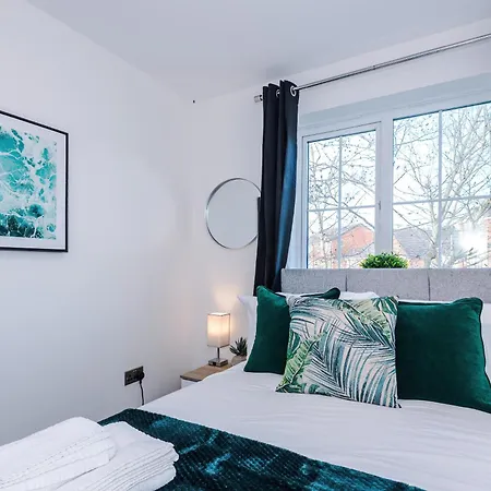 Holiday home New!- 4 Bed 3 Bath House In By Greenstay Serviced - Free Parking - Fast 250 Mbps Wi-fi - Ideal For Business, Families & Groups - Close To Centre, Airport, Etihad Stadium
