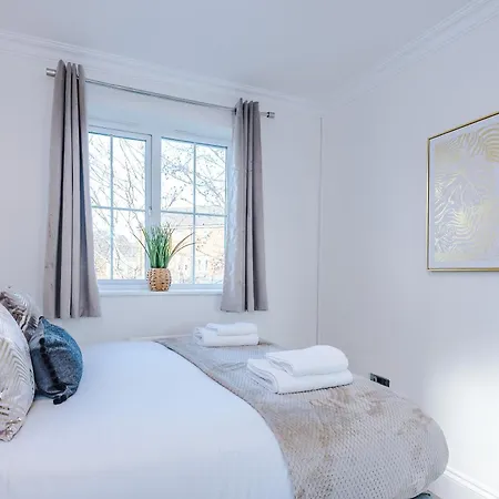 Holiday home New!- 4 Bed 3 Bath House In By Greenstay Serviced - Free Parking - Fast 250 Mbps Wi-fi - Ideal For Business, Families & Groups - Close To Centre, Airport, Etihad Stadium Manchester