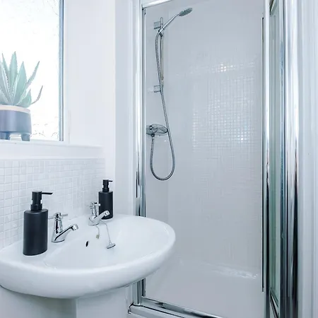 New!- 4 Bed 3 Bath House In By Greenstay Serviced - Free Parking - Fast 250 Mbps Wi-fi - Ideal For Business, Families & Groups - Close To Centre, Airport, Etihad Stadium Holiday home