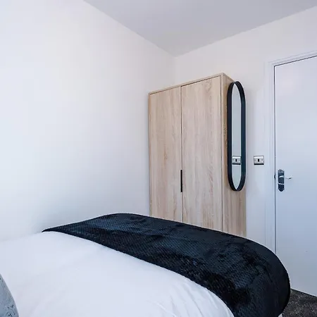 New!- 4 Bed 3 Bath House In By Greenstay Serviced - Free Parking - Fast 250 Mbps Wi-fi - Ideal For Business, Families & Groups - Close To Centre, Airport, Etihad Stadium Holiday home *