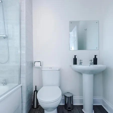 New!- 4 Bed 3 Bath House In By Greenstay Serviced - Free Parking - Fast 250 Mbps Wi-fi - Ideal For Business, Families & Groups - Close To Centre, Airport, Etihad Stadium
