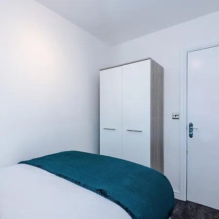 New!- 4 Bed 3 Bath House In By Greenstay Serviced - Free Parking - Fast 250 Mbps Wi-fi - Ideal For Business, Families & Groups - Close To Centre, Airport, Etihad Stadium Holiday home