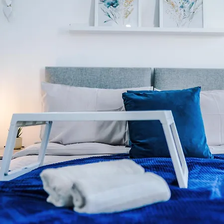 Sleeps 8, Free Parking, Stunning 3bed In Salford, Available For Long *