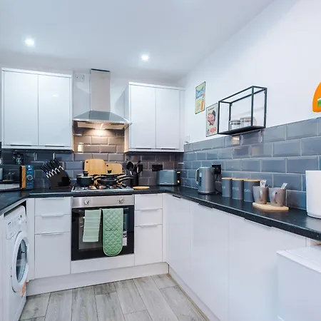Sleeps 8, Free Parking, Stunning 3bed In Salford, Available For Long Apartment Manchester