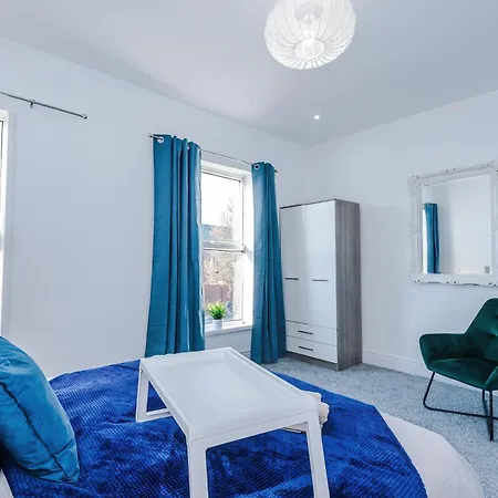 Апартаменты Stylish Salford Home, 3 Double Bedrooms, Stunning Decor, Free On Street Parking, Sleeps 8 Guests, Perfect For Families, Contractors, Group Манчестер