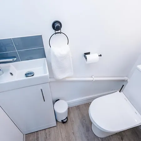 Sleeps 8, Free Parking, Stunning 3bed In Salford, Available For Long *