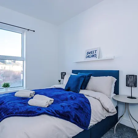 Sleeps 8, Free Parking, Stunning 3bed In Salford, Available For Long Apartment *