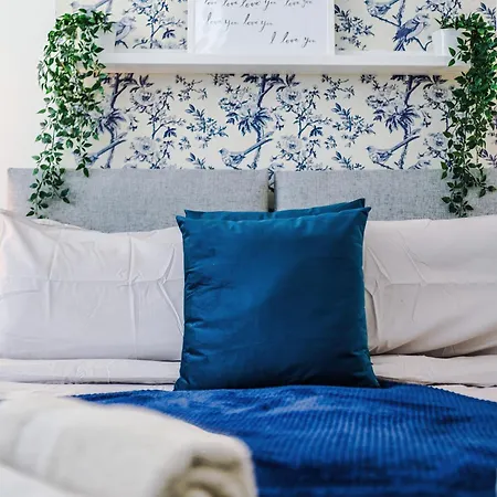 Apartment Sleeps 8, Free Parking, Stunning 3bed In Salford, Available For Long Manchester