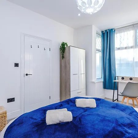 Sleeps 8, Free Parking, Stunning 3bed In Salford, Available For Long *