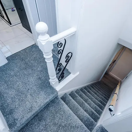 Stylish Salford Home, 3 Double Bedrooms, Stunning Decor, Free On Street Parking, Sleeps 8 Guests, Perfect For Families, Contractors, Group Манчестер