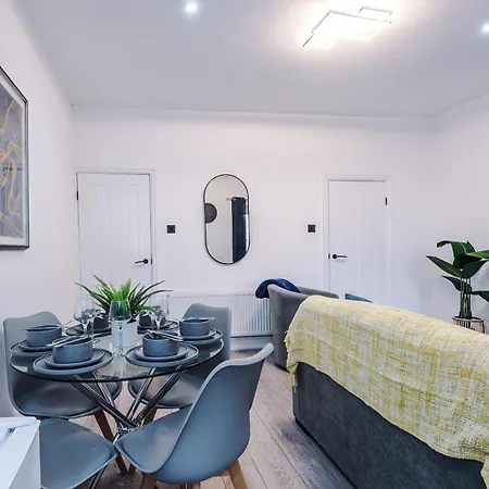 Sleeps 8, Free Parking, Stunning 3bed In Salford, Available For Long Apartment *