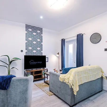 Stylish Salford Home, 3 Double Bedrooms, Stunning Decor, Free On Street Parking, Sleeps 8 Guests, Perfect For Families, Contractors, Group Манчестер