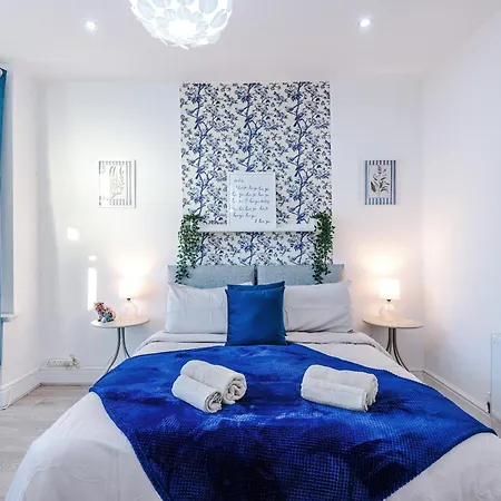 Stylish Salford Home, 3 Double Bedrooms, Stunning Decor, Free On Street Parking, Sleeps 8 Guests, Perfect For Families, Contractors, Group Lejlighed