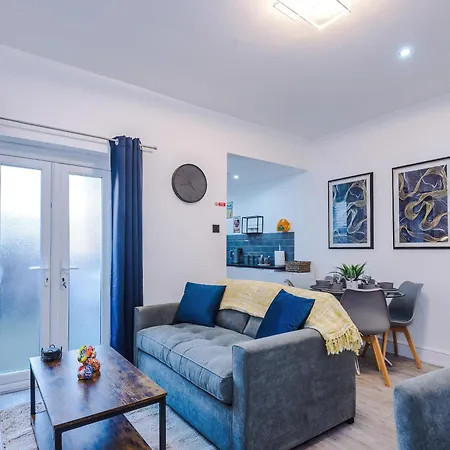 Apartment Sleeps 8, Free Parking, Stunning 3bed In Salford, Available For Long
