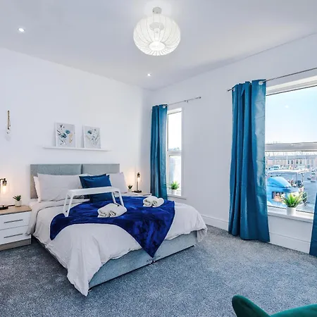 Sleeps 8, Free Parking, Stunning 3bed In Salford, Available For Long Apartment *