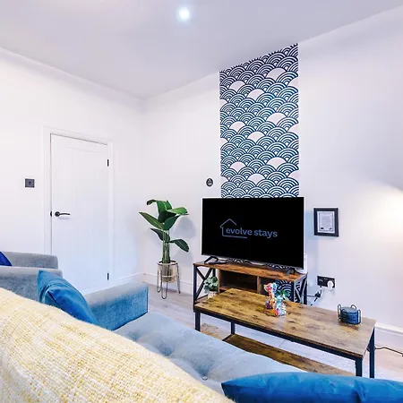 Sleeps 8, Free Parking, Stunning 3bed In Salford, Available For Long