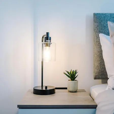 Sleeps 8, Free Parking, Stunning 3bed In Salford, Available For Long Apartment *