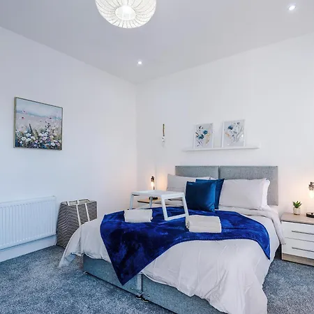 Apartment Sleeps 8, Free Parking, Stunning 3bed In Salford, Available For Long