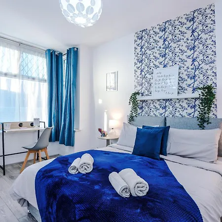 Apartment Sleeps 8, Free Parking, Stunning 3bed In Salford, Available For Long *