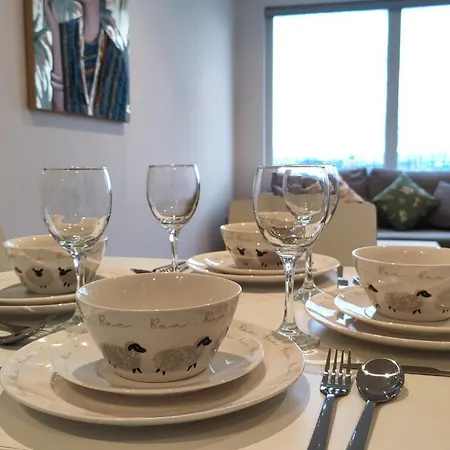 Apartment Entire Top-floor Views Near Media & United Manchester