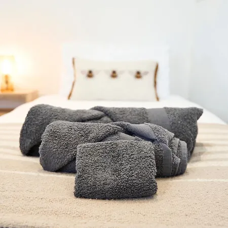 Modern, Spacious Near Centre, Workspace & Wifi, Дом отдыха Манчестер