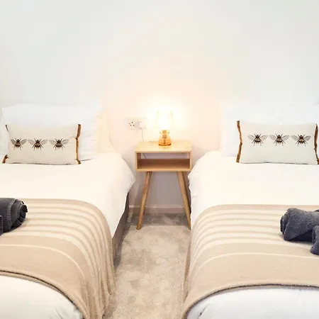 בית נופש Modern, Spacious Near Centre, Workspace & Wifi, מנצ'סטר