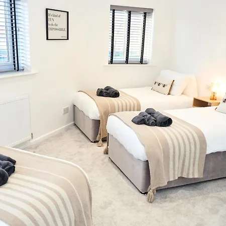 Modern, Spacious Near Centre, Workspace & Wifi,
