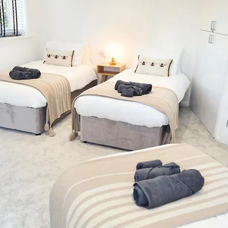 Modern, Spacious Near Centre, Workspace & Wifi, Ferienhaus Manchester