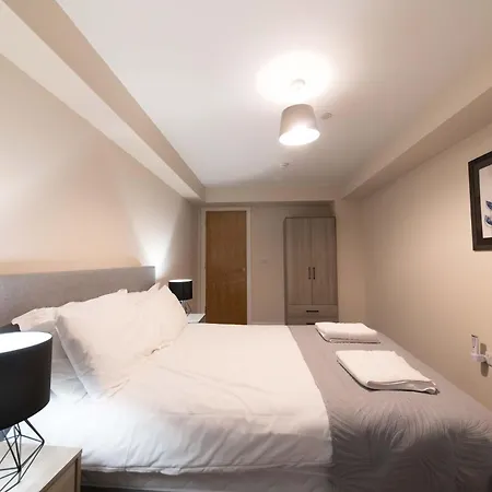 Spacious & Contemporary 2 Bed Apartment