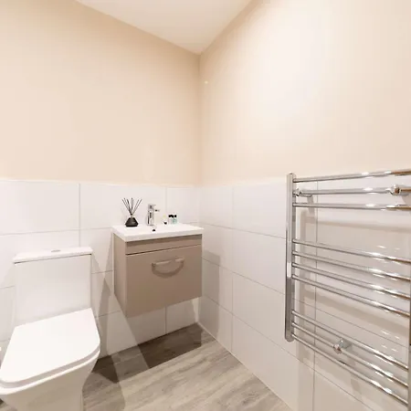 Spacious & Contemporary 2 Bed Apartment