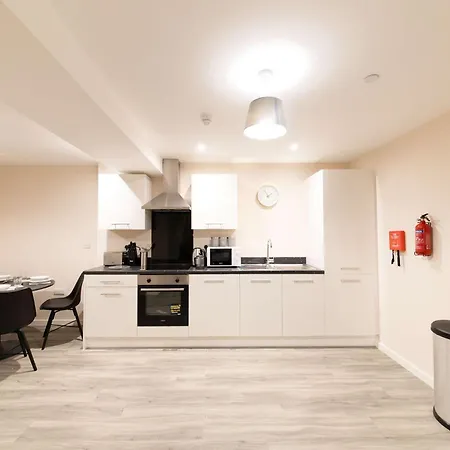 Spacious & Contemporary 2 Bed Apartment